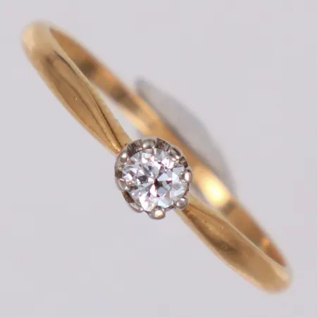 Ring med gammalslipad diamant 1xca0,10ct, stl 17¾, bredd 1,1-4mm, Skellefteå, Holm Karl E, år 1930, fattning i vitguld, nagg på diamant, 18K  Vikt: 1,5 g
