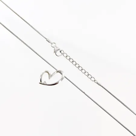 Collier 44-47cm, bredd 1mm, hänge med sten 17x10mm (ej avtagbart) GHA, silver 925/1000 Vikt: 3,8 g