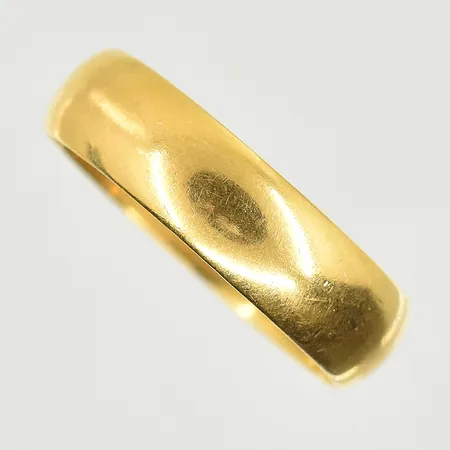 Ring, stl 19, bredd 5 mm, gravyr, 18K. Vikt: 5 g