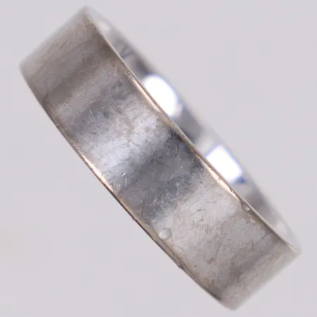 Ring, stl 21¾, bredd 7mm, vitguld, gravyr, 18K  Vikt: 13,9 g