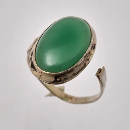  Ring i silver, stl 17, bredd 2,4-21,9mm, 1st grön sten, mått 11,6x19mm, 830/1000, skena lossnat från ena sidan om fattning, vikt 3,6g.