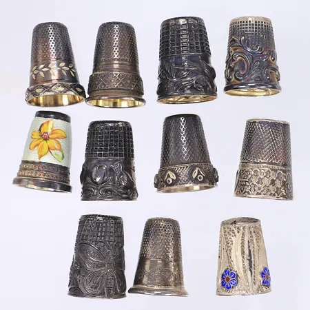 11 Fingerborgar delvis med emalj silver 830-925/1000 en ostämplad  Vikt: 56,9 g