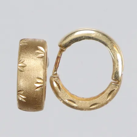 Ett par Örhängen mönstrade creoler Ø15mm bredd 4mm, SSÄ 18K Vikt: 2,4 g