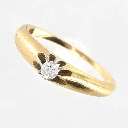 Ring med diamant ca 0,10ct, stl 16¾, bredd: 1-4mm, svag datumgravyr, 18K  Vikt: 2,2 g