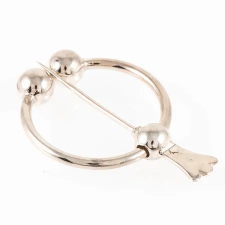 Sjalnål / dräktnål i silver (925/1000) Ø 35 mm. Vikt: 12,2g. Stämplad K10 (1984), RCN, 925 och kattfot.