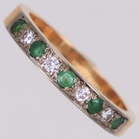 Ring med smaragder och diamanter 4xca0,03ct, stl 16½, bredd 3mm, Guldvaruaktiebolaget G. Dahlgren & Co Ab, 18K Vikt: 3,6 g