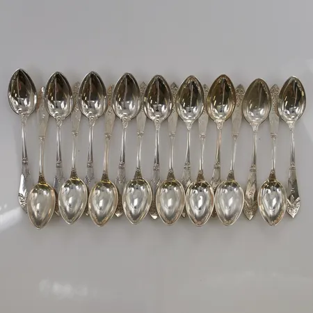 17 Moccaskedar, 10,5cm, gravyr, 830/1000 Silver 208,8g.