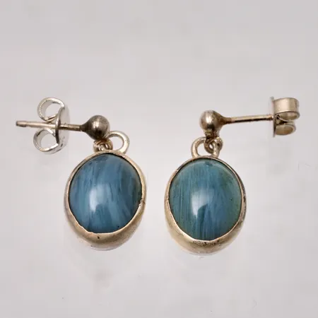 1par örhängen i silver, mått 10,5x20,5mm, 2st blå slaggsten, mått 9x11,6mm, 830/1000, tillverkad av Bergslagssmycke O Nordström Firma, 70-tal, vikt 4,58g.
