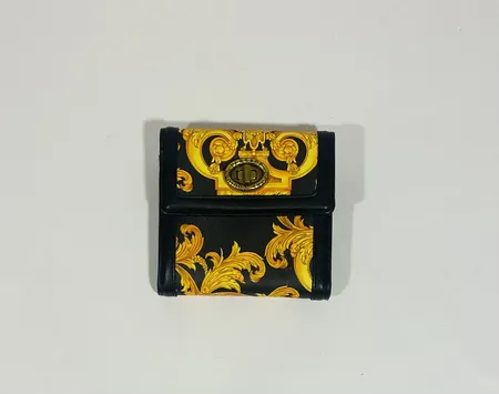 Plånbok, Versace Jeans Couture, konstläder, 8 st kortfack, mått 12 X 11½ cm, inga övriga tillbehör.