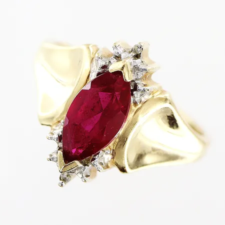 Ring med röd sten, stl 17, bredd 1,5-15mm, 14K Vikt: 2,7 g