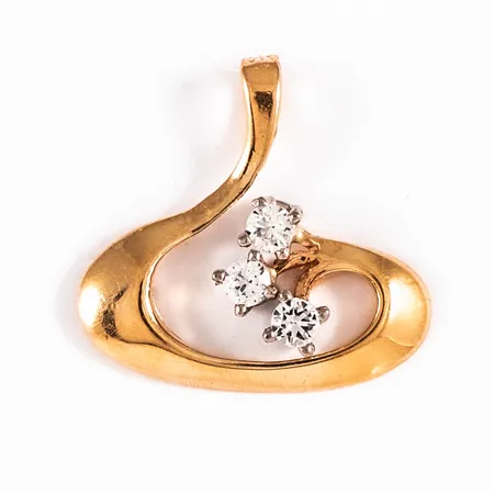 Hänge i 18K guld med tre vita stenar. Det är 18,5 mm brett, 17,5 mm långt inkl. ögla och väger 1,5g. 