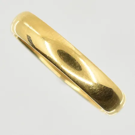 Ring, stl 16, bredd 3 mm, gravyr, 18K. Vikt: 2,9 g