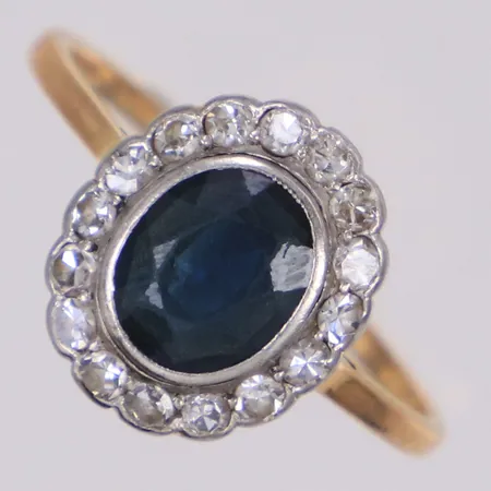 Ring med blå safir, nagg, slitage och åttkantslipade diamanter ca 0,32ctv, stl 17, bredd 11,9mm, Otto Lindeberg, Stockholm, år 1887, 18K Vikt: 2,6 g