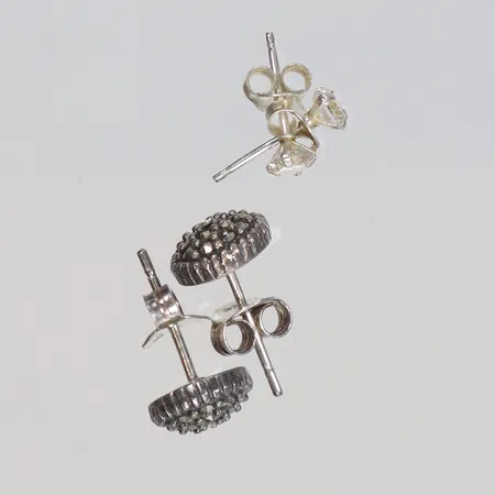 Två par Örhängen med vita stenar samt markasiter Ø4-8mm silver 925/1000 Vikt: 2,8 g