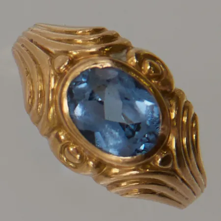 Ring Ø16¾, bredd:10mm, syntetisk spinell, slitna facetter, 18K 3,2g.