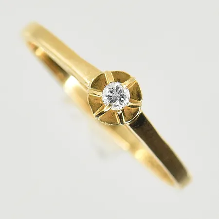 Ring med diamant 0,04ct, stl 18, bredd 2-5 mm, 18K. Vikt: 1,8 g