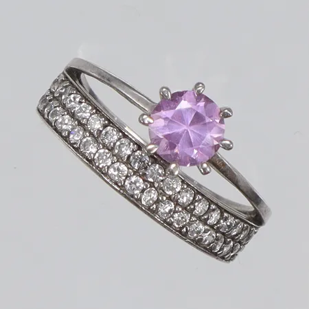 Ring med rosa samt vita stenar stl 17 bredd 2-10mm silver 925/1000 Vikt: 3,2 g