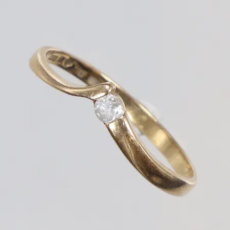 Ring med vit sten stl 18 bredd 1,5-2mm BEH (BEH Bengt Hallberg) 18K Vikt: 1,5 g