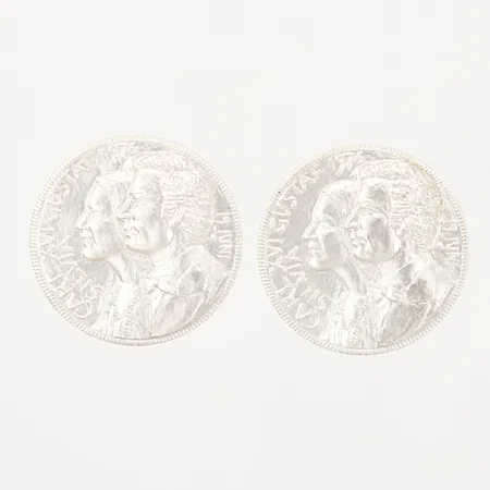 Två mynt "Kastpenning" Till minne av kungliga bröllopet, av Axel Wallenberg för Sporrong AB, certifikat, plastficka, Silver, vikt: 44,2 gram Vikt: 44,2 g