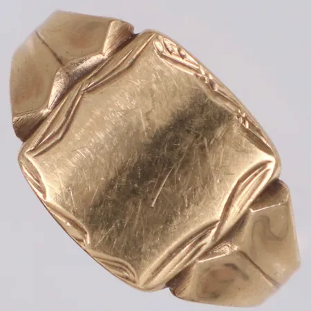 Ring, stl 19¼, bredd 3,2-12,3mm, repor, 9K  Vikt: 3,8 g