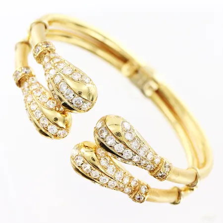 Armband stelt, vita stenar, innermått 52x60mm, bredd 8-21mm, 18K Vikt: 29,9 g