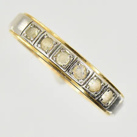 Ring med vita stenar, stl 18½, bredd 3 mm, slitna stenar, gulguld/vitguld, 18K. Vikt: 3,8 g