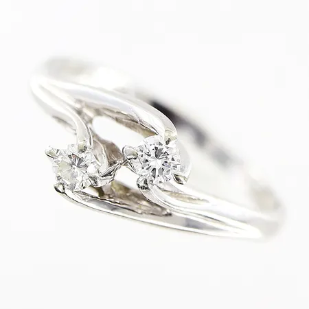 Ring med diamanter 2 x ca 0,10ct, stl 17¾, bredd 1,5-8mm, vitguld, 18K Vikt: 2,8 g