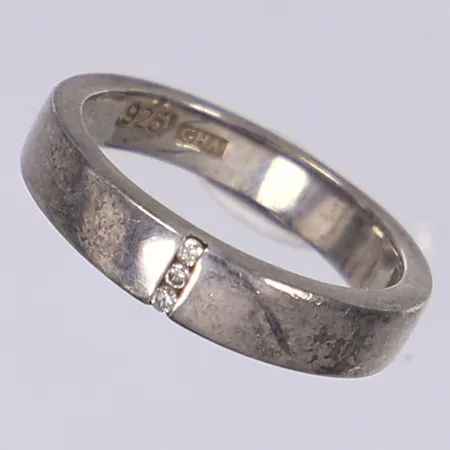 Ring med vita stenar stl 17¼ bredd 4mm GHA silver 925/1000  Vikt: 3,2 g