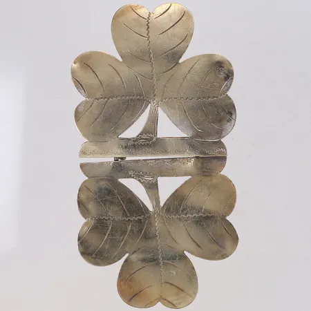 Skärpspänne, treklöverform, längd 10cm, höjd 5,5cm, signerat N.S, bucklor, vitmetall