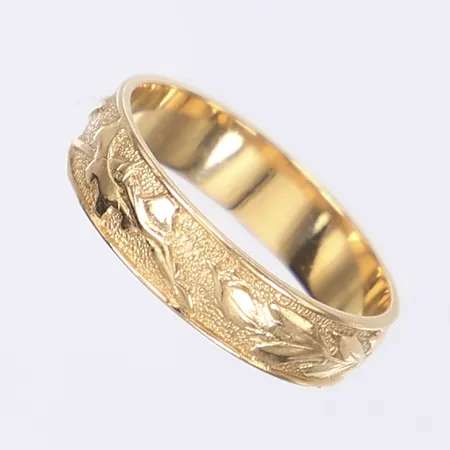 Ring mönstrad dekor tillv. Alton stl 19¾ bredd 5mm 18K  Vikt: 4,8 g
