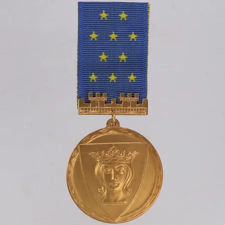 Medalj I Stockholms stads tjänst för trohet och nit, längd 83mm, Ø36mm, tygband, gravyr, 14K  Vikt: 26,7 g