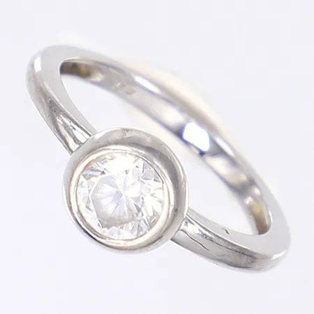 Ring med vit sten stl 18 bredd 1-7mm silver 925/1000  Vikt: 3 g