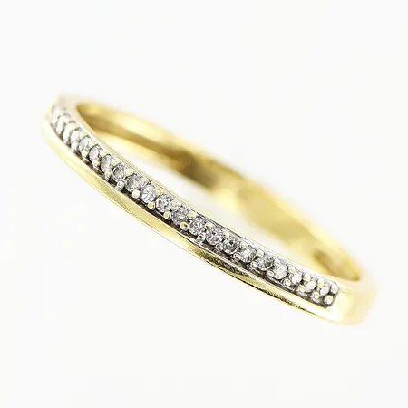 Ring med diamanter 22 x ca 0,005ct, stl 16¼, bredd 2mm, GHA, 18K Vikt: 1,4 g