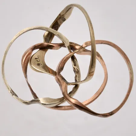 Diverse defekt guld, 9K, vikt 3,23g.