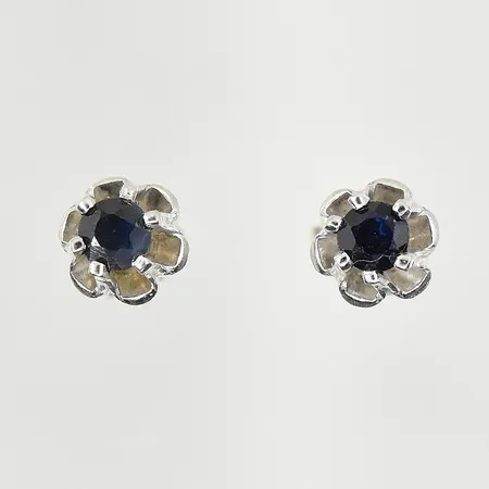 Ett par örhängen med svarta stenar, Ø6 mm, 835/1000 silver. Vikt: 1,4 g