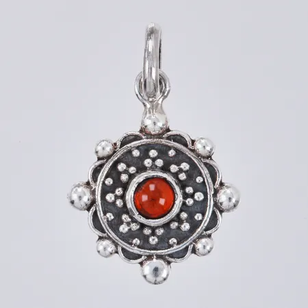 Hänge med orange sten längd: ca 2,2cm bredd: ca 15mm 925/1000 silver  Vikt: 1,6 g