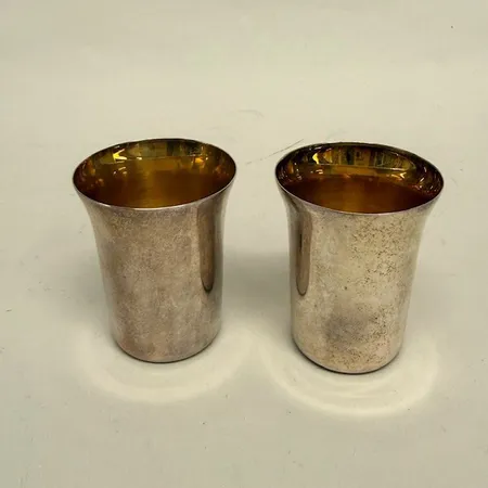 Två bägare, höjd 5,5cm, Ø4,5cm, buckla, invändigt förgyllt, silver 925/1000 Vikt: 39,3 g