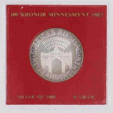 Minnesmynt 100kr Sveriges Riksdag Helgeandsholmen, 1983, 925/1000 silver. Plastetui. Vikt: 16 g