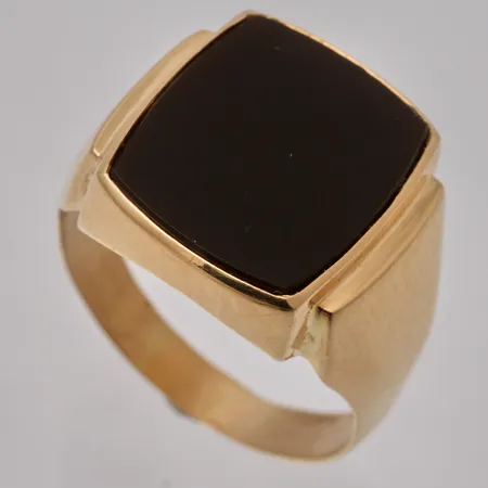 Klackring i 18K guld, stl 21½, bredd 4-17,7mm, 1st Onyx, mått 13,9x16,5mm, vikt 7,65g.