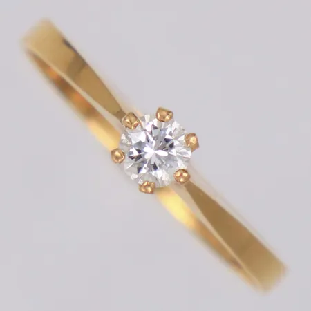 Ring med diamant 1xca0,21ct enligt gravyr, stl 18, bredd 1,3-4,1mm, 18K  Vikt: 1,8 g