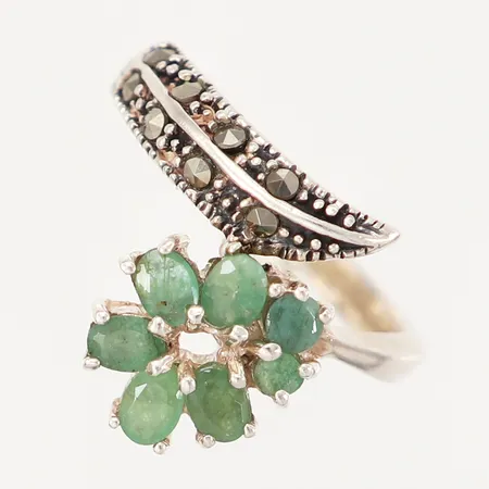 Ring med gröna stenar samt markasiter, stl17¾, fattning 7mm, skena 3mm, 925/1000 Silver.  Vikt: 5,3 g