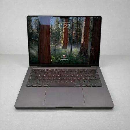 Laptop Apple MacBook Pro A2992, Apple M3 Pro, 18GB, Serienr:GMKVQ2KFQX, laddare från ASUS, Magic Mouse A3204, uttagen juni 2024 enligt serienummer, liten buckla och ytrepor.