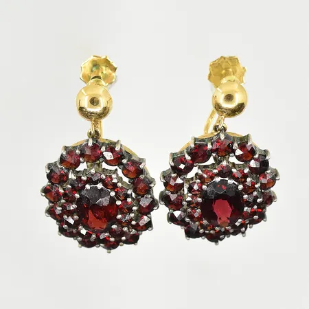 Ett par örhängen med granater, längd 27 mm, bredd 17 mm, skruvlås, granater infattade i metall, 18K. bruttovikt 7,8g Vikt: 0 g