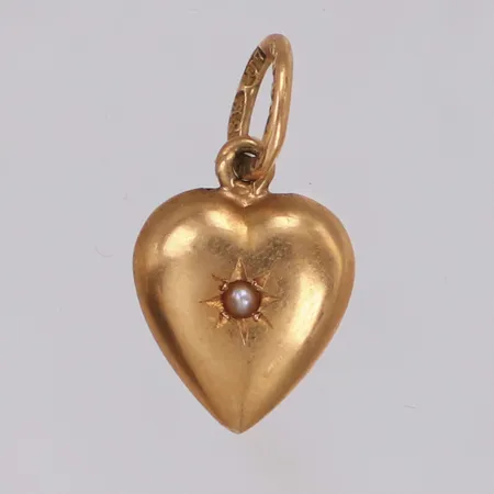 Hänge hjärta med odlad pärla, längd 15,9mm, bredd 8,8mm, 18K  Vikt: 0,7 g