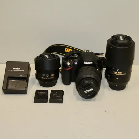 Kamera Nikon D3200 med 3st objektiv, 1st Nikon DX 18-55mm, 1:3,5-5,6 G VR, 1st Nikon DX 55-300 1:4,5-5,6 G ED VR, 1st Nikon DX SWM Micro 1:1 Ø52 40mm 1:2:8 G, väska i ryggsäcksmodell, laddare, 2st batterier.