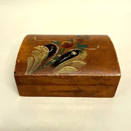 Skrin med målad dekor och text "Örebro", längd 11,5cm, bredd 8cm, trä, liten spricka