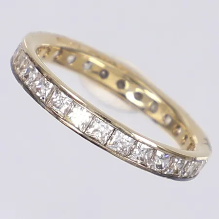 Ring med vita stenar stl 18¼ bredd 3mm 14K Vikt: 2,6 g