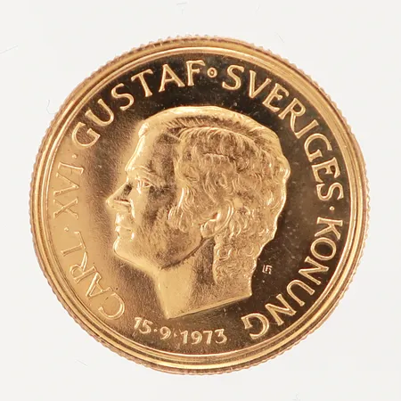 Minnesmynt, Kungliga bröllopet, enligt medföljande certifikat guld 900/1000 men är även stämplad kattfot och 20K, Ø23mm, originaletui i plast Vikt: 8,9 g