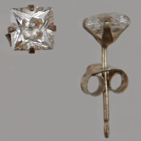 Ett par örhängen, 5mm, vita stenar, 925/1000 Silver 0,7g.