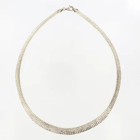 Collier halvstelt 45,5cm, bredd 5-11mm, silver 925/1000.  Vikt: 26,6 g